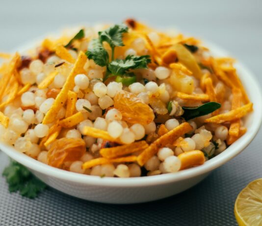 다이어트 성공의 열쇠, 간헐적 단식의 과학 yellow and green vegetable dish on white ceramic bowl