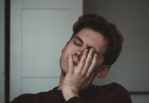 “밥만 먹고 나면 바로 졸음이 밀려옵니다”…식곤증의 진짜 원인은 음식보다 ‘속도’에 있다 man wearing black crew-neck top