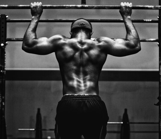 “다이어트 중인데 체중이 멈췄어요”… 정체기, 어떻게 넘겨야 할까? grayscale photo of man working out