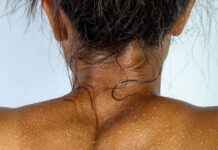 “등이 자꾸 간지러워요”…초여름 ‘땀띠’는 어른도 생깁니다 topless woman with brown hair