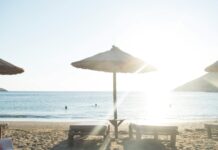 “화장도 안 먹고 얼굴이 따끔따끔”…초여름 ‘피부 알람’이 보내는 신호 white patio umbrella near body of water