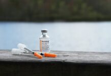 당뇨 전단계 관리와 올바른 식습관으로 건강을 지키자 orange and white plastic bottle on brown wooden table