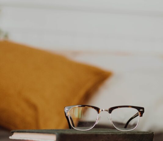 스트레스를 관리하고 마음을 챙기는 방법 club master eyeglasses on pile of three books