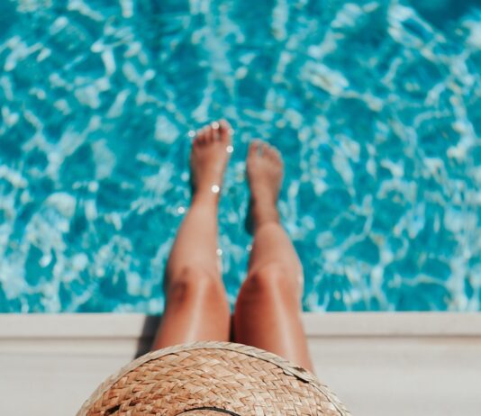 햇빛을 받고 땀을 흘리는 여름철, 피부 관리가 중요하다. woman sitting on poolside setting both of her feet on pool