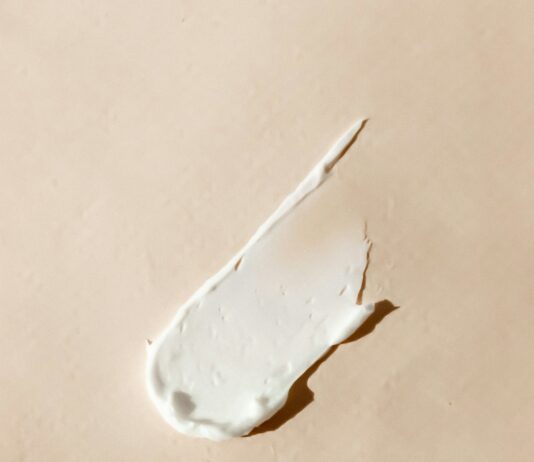 서머스킨: 올바른 스킨케어로 건강한 여름 피부 만들기 white cotton buds on white surface