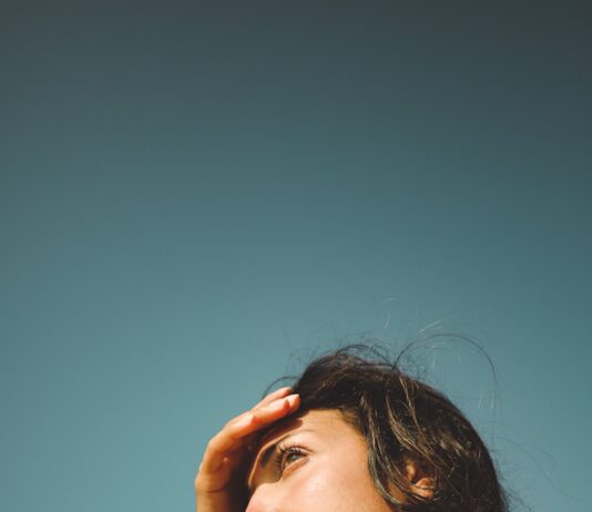 여름철, 강해지는 자외선에 피부 건강 지키는 비법 woman in silver bracelet covering her face with her hand
