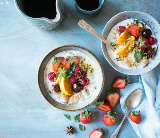 식단 조절로 건강을 챙기는 방법 two bowls of oatmeal with fruits