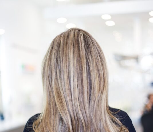 건강한 모발을 위한 생활 습관과 관리법 person wearing black top