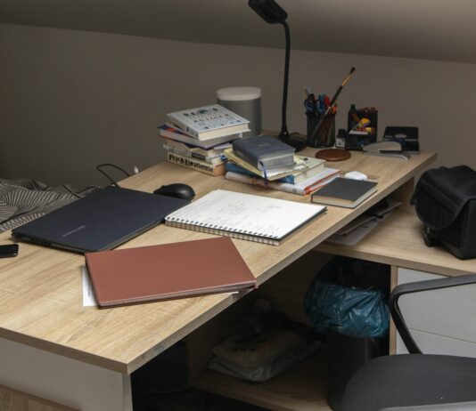 “바쁜 업무 속 건강 지키기, 직장인들을 위한 실천법” a wooden desk topped with a laptop computer