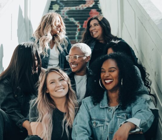 여성 건강관리, 평생 함께해야 할 습관 만들기 3 women sitting on red carpet