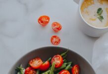 균형 잡힌 식단, 건강한 삶의 첫걸음 bowl of vegetables