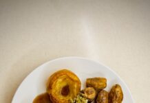 “근육, 이제는 건강관리의 핵심…일상 속 실천법에 주목” A white plate topped with different types of food