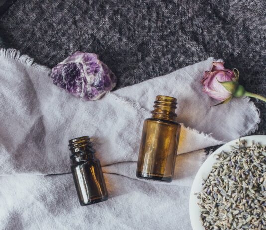 ‘자연으로 돌아가자’… 대체요법 최신 트렌드와 건강 효과 a table topped with bottles of essential oils
