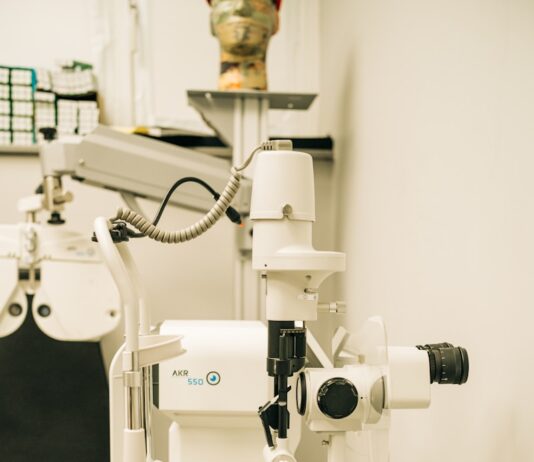 AI로 진화하는 건강 관리, 나만을 위한 맞춤 케어 시대 열린다 a microscope sitting on top of a table next to a black chair