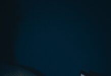 AI와 명상이 만났다: 디지털 시대의 새로운 정신건강 관리법 black laptop computer turned on on bed