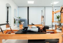 일상 속 탄탄한 몸관리, 필라테스가 다시 뜬다 a woman is doing a pivot on a pivot machine