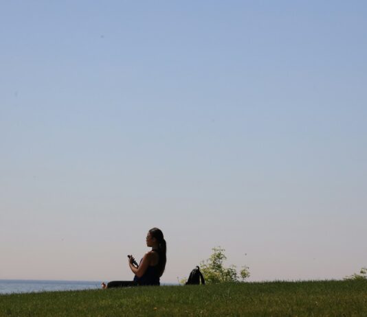 스트레스, 일상 속 작은 변화로 관리한다… 실천 가능한 최신 루틴은? a woman sitting on top of a lush green hillside