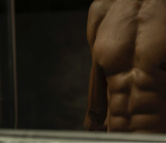 “근육 건강, 일상의 작은 변화에서 시작하세요” topless man in black shorts