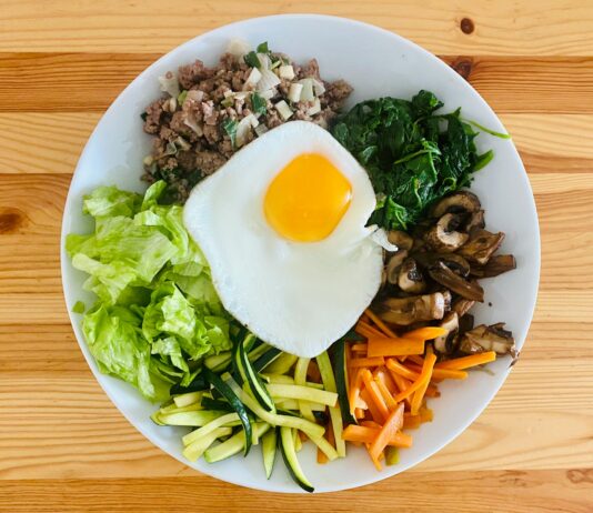 ‘균형잡힌 식단’, 실천하는 건강한 한 끼의 비밀은? egg on white ceramic plate