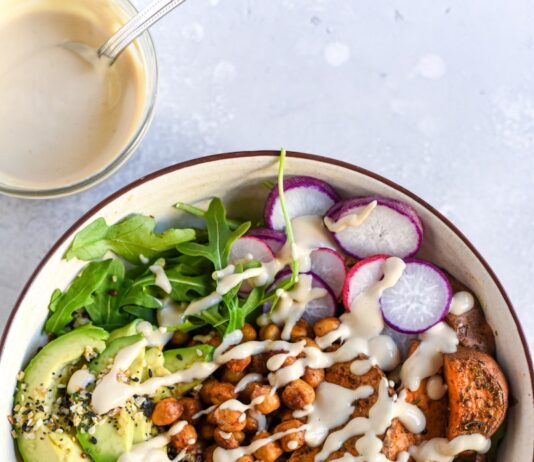 식물성 단백질, 건강한 한 끼의 새로운 대안…‘채식 플렉시테리언’이 주목받는 이유 a bowl filled with vegetables and dressing next to a glass of milk