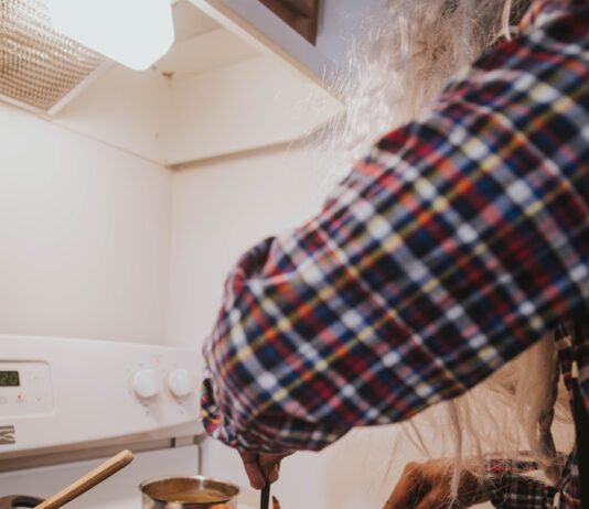 집밥과 식단 기록으로 건강 지키기…일상 속 실천법 관심 a person cutting a turkey on a cutting board