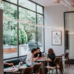 ‘마음챙김 식사’, 바쁜 일상 속 건강하게 식사하는 새로운 습관 people sitting on brown wooden chairs