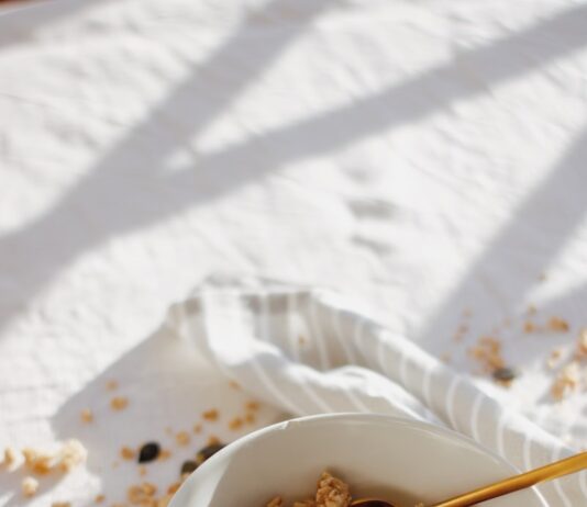 탄단지 균형부터 플렉시테리언까지, 바쁜 일상 속 건강한 식단 실천법 white ceramic bowl with brown and white nuts