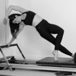 기구 필라테스 vs 매트 필라테스: 초보자가 오해하는 효과 차이 완벽 분석 woman in black sports bra and black leggings doing yoga