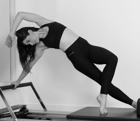 기구 필라테스 vs 매트 필라테스: 초보자가 오해하는 효과 차이 완벽 분석 woman in black sports bra and black leggings doing yoga