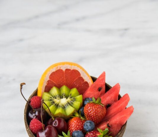 직장인의 건강관리, 일상 속 작은 변화가 만든다 assorted fruits