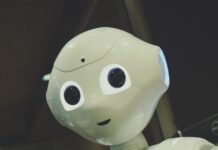 “AI가 내 건강 비서로… 일상에 스며든 똑똑한 건강 관리법” white robot toy holding black tablet