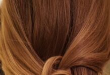 “내 머릿결 지키기, 트렌드와 함께 실천하는 건강 루틴” brown hair on white textile