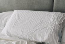 수면의 질 높이기, 일상에서 실천할 수 있는 건강 루틴 주목받아 A rumpled white duvet and pillows on a bed.