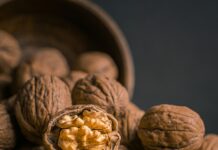 일상 속 뇌 건강 챙기기, 새로운 생활습관이 해답 brown garlic on brown bowl