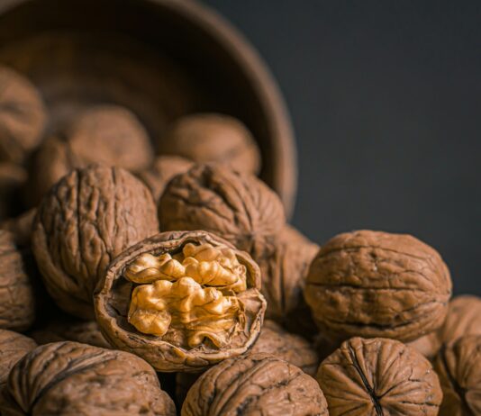 일상 속 뇌 건강 챙기기, 새로운 생활습관이 해답 brown garlic on brown bowl
