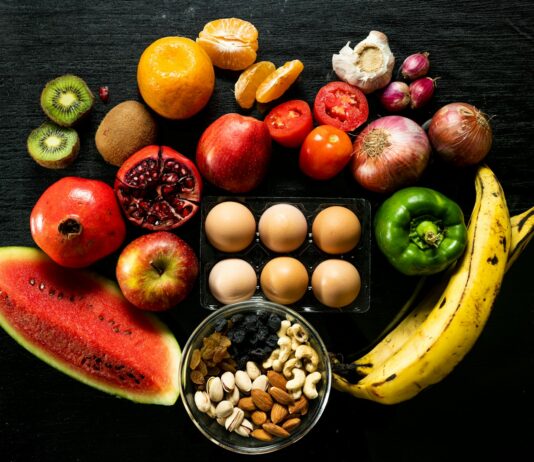 “영양제, 이제는 내 몸에 맞게 맞춤관리…식단과 함께 실천하는 건강 루틴 주목” yellow banana red apple and yellow banana fruit