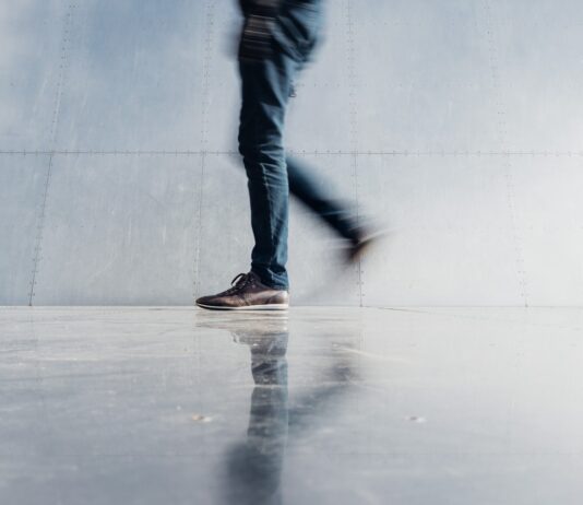 바쁜 직장인도 실천할 수 있는 ‘소확행 건강 루틴’ 인기 person wearing blue denim jeans beside gray wall