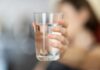 ‘일상 속 마시는 물 습관’이 건강 트렌드로…실천을 위한 세 가지 루틴 person holding clear drinking glass