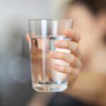 ‘일상 속 마시는 물 습관’이 건강 트렌드로…실천을 위한 세 가지 루틴 person holding clear drinking glass