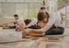 “필라테스, 일상 속 활력을 더하다…쉬운 루틴으로 건강 챙기는 법” a group of people doing yoga in a room