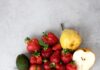 ‘마음 챙김 식사법’, 바쁜 현대인들의 건강한 식탁 습관으로 자리잡아 strawberries and bananas on white table